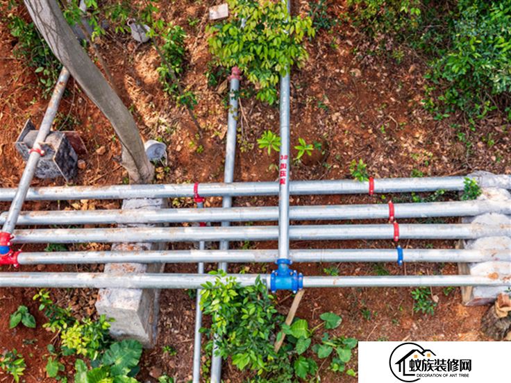 避雷線，避雷線的作用原理與避雷針相同